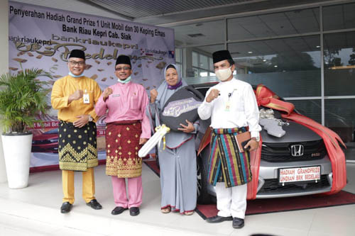 Bank Riau Kepri Cabang Siak Serahkan Pemenang Undian Bedelau, Nusiatulhidayah Ini Mobil Pertama Saya